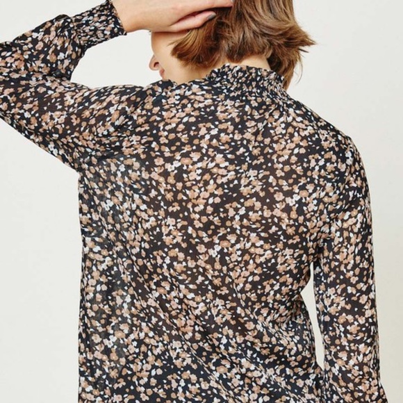 Last 1! NWT Floral Smocked Neck blouse top - Picture 4 of 5